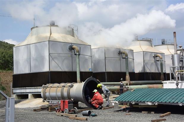 Addetti al lavoro in uno degli impianti geotermici già costruiti in Kenya