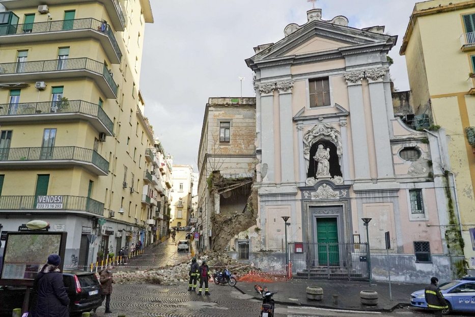 Il crollo di parte della facciata della Chiesa di Santa Maria del Rosario alle Pigne (conosciuta come del 'Rosariello') in piazza Cavour, a Napoli, 20 gennaio 2021