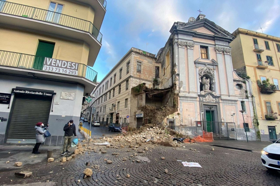 Il crollo di parte della facciata della Chiesa di Santa Maria del Rosario alle Pigne (conosciuta come del 'Rosariello') in piazza Cavour, a Napoli, 20 gennaio 2021