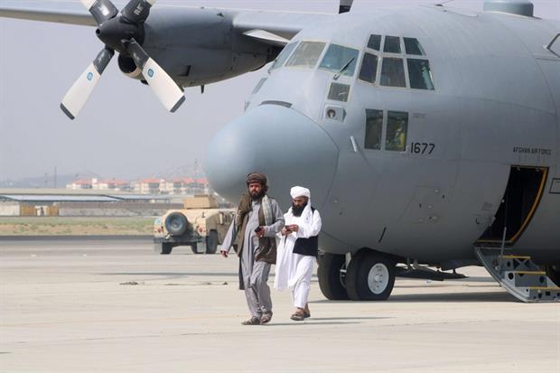 Due taleban davanti a un aereo militare il giorno dopo il ritiro completo dei soldati americani dallo scalo aereo di Kabul