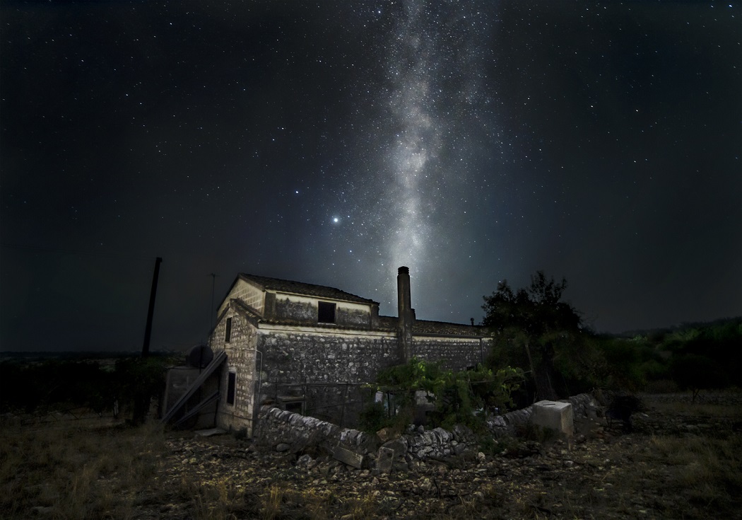 Via Lattea su Casa dei Ricordi. «La casa dei ricordi è la casa dei miei nonni. La foto è un viaggio multidimensionale nello spazio dell'Universo ma anche nel Tempo e nella memoria personale, in un filo che lega l'uno con l'universale, il guardare e l'essere guardati, l'Alto e l'Altro»