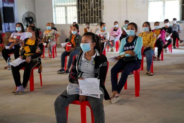 Il vaccino cinse Sinovac viene inoculato alle lavoratrici di un complesso industriale a Phnom Penh in Cambogia