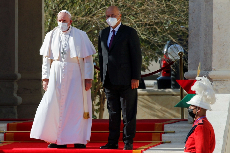 Papa Francesco e Barham Ahmed Salih Qassim, attuale presidente dell’Iraq. In seguito Francesco ha pronunciato il suo primo discorso ufficiale alle autorità civili, al corpo diplomatico e alla società civile in terra irachena