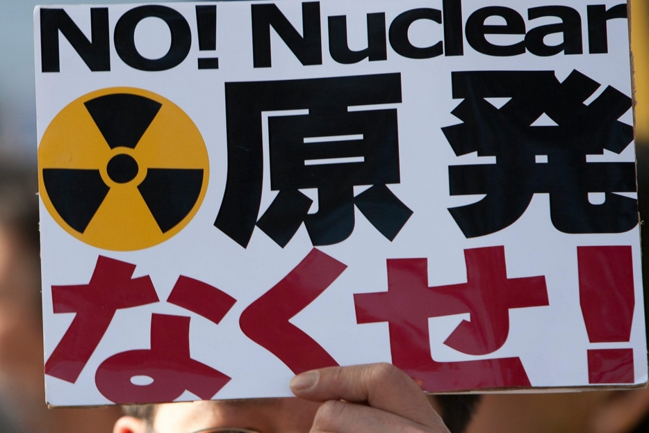 Un cartello di protesta contro la centrale nucleare giapponese