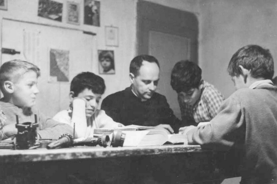 Barbiana 1958, don Lorenzo fa scuola ai suoi ragazzi