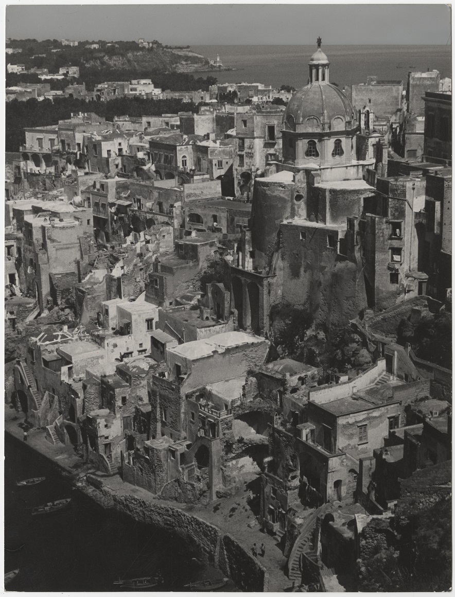 Una immagine di Procida, 1950 circa, pubblicata nel volume “Napoli e il suo golfo' della seconda serie di “Attraverso l’Italia” del Touring Club Italiano