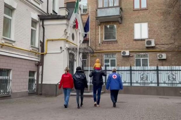 La squadra al completo a Kiev: l'ispettore e l'agente di polizia, la pediatra e l'infermiera volontarie della Croce Rossa