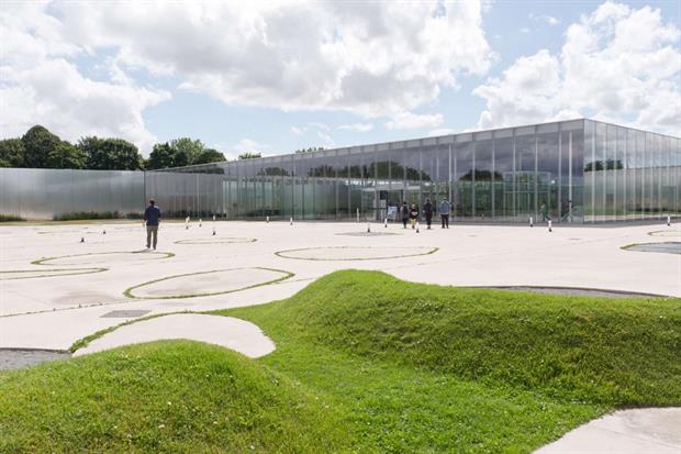 La sede del Louvre-Lens, progettata dallo studio SANAA e aperta nel 2012