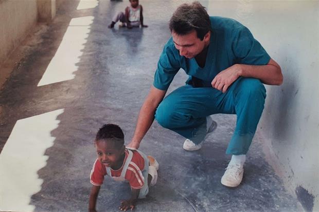 Il dottor Davoli nel 1995 in missione in Somalia