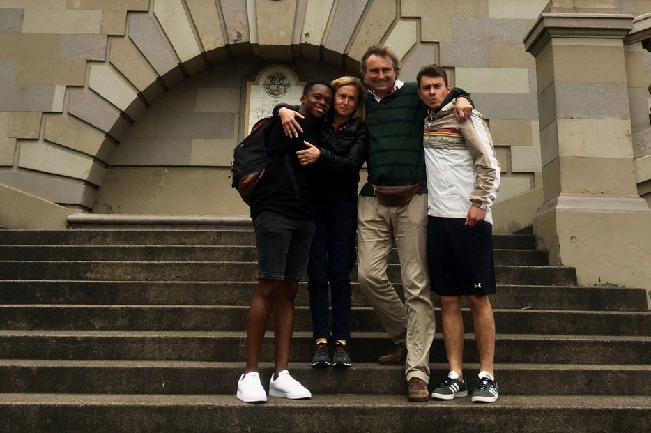 Durban 2019: il dottor Davoli con la moglie Laura e i due figli in Sudafrica, 19 anni dopo l'adozione