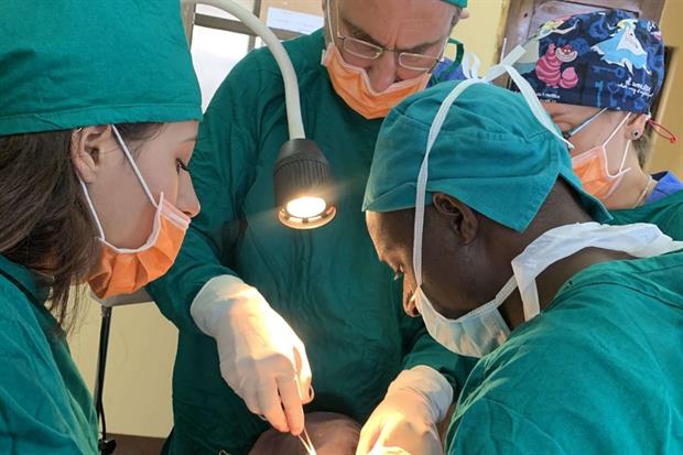 Un intervento in sala operatoria in Tanzania nel 2019: la lampada è da comodino perché ancora non c'erano i fari da sala operatoria