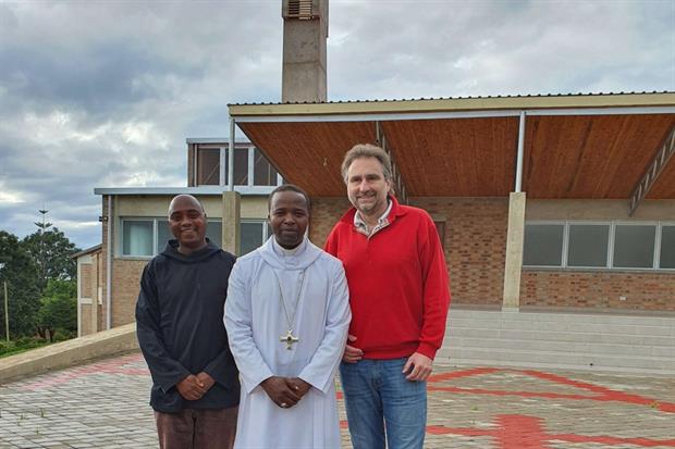 La nuova chiesa: qui con il dottor Davoli, l'abate (con la veste bianca) e padre Lawrence