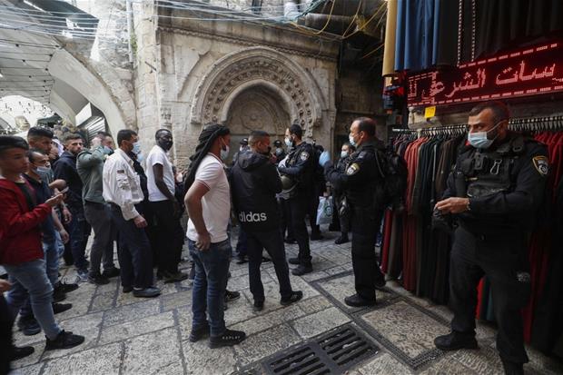 Il controllo dei documenti dei palestinesi all'ingresso alla Spianata delle Moschee durante il secondo venerdì di Ramadan