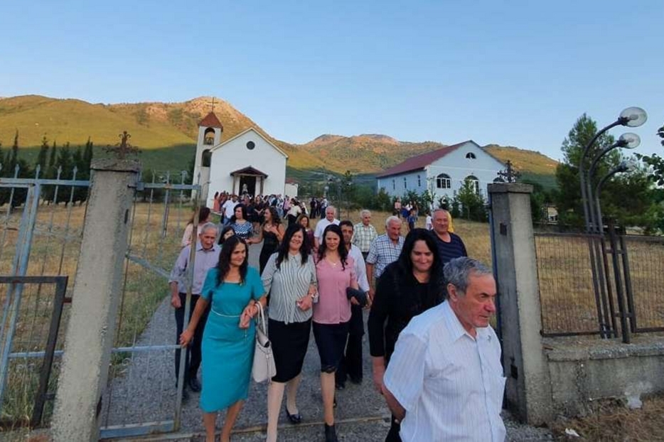 L'uscita di una Messa in Albania