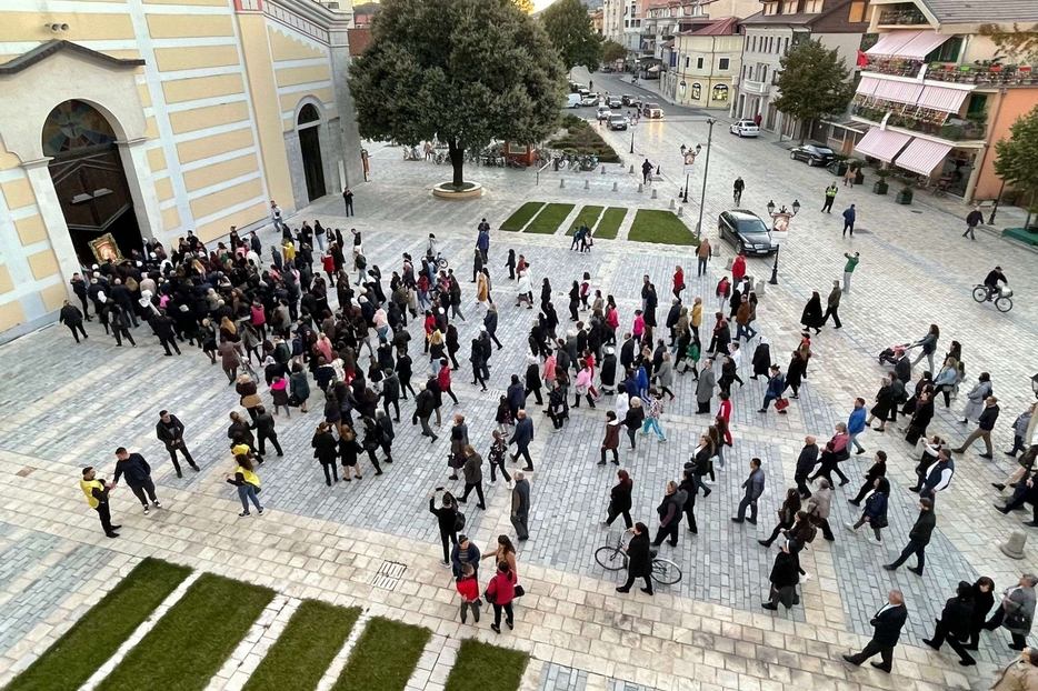 Una processione lungo le strade di Scutari