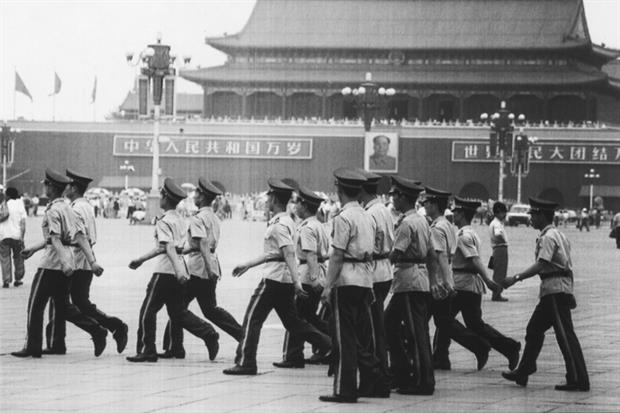 Soldati iin piazza Tienanmen nel giugno 1996