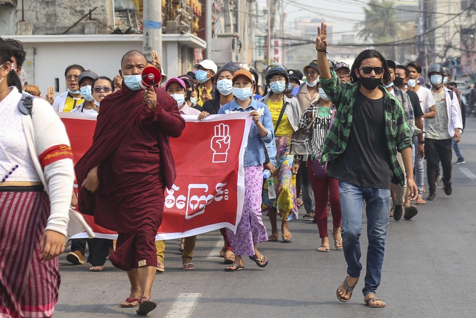 Un corteo di protesta contro il golpe a Mandalay