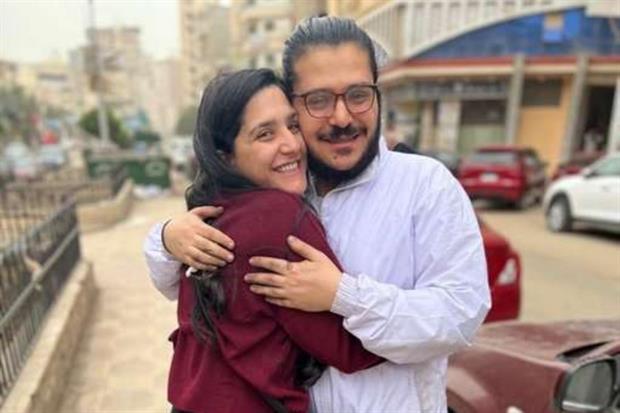Zaki con la sorella appena liberato in una immagine rilasciata su Twitter dalla ong egiziana con cui collaborava, Egyptian Initiative for Personal Rights