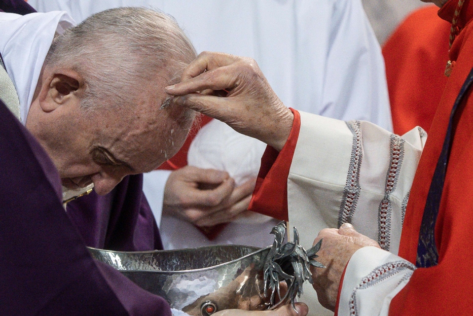 Papa Francesco riceve le ceneri nel 2020