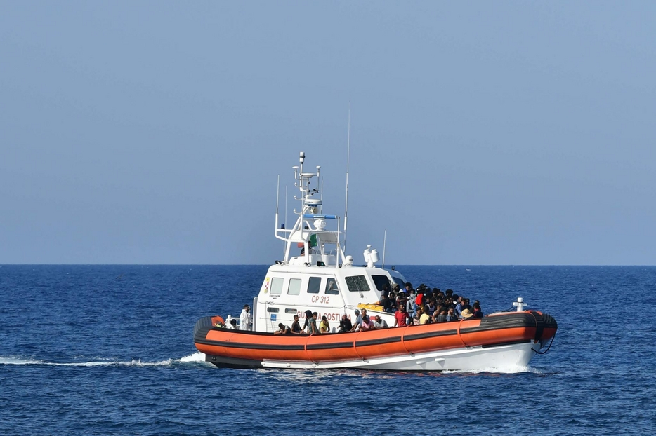 Rientro al porto con diversi migranti soccorsi in mare