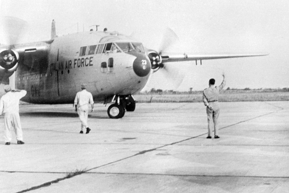 Uno dei C-119 del Distaccamento della 46a Aerobrigata salutato al momento della partenza per il rientro in Italia