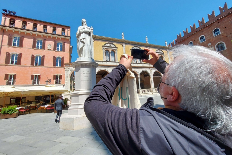 La statua di Dante in piazza dei Signori a Veroma