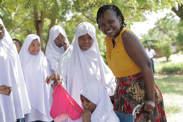 Lucy Odiwa tra le ragazze di un villaggio della regione di Simiyu, in Tanzania