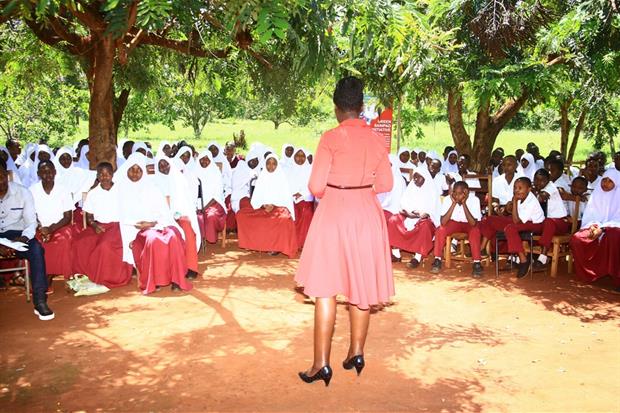 Lucy Odiwa tra le ragazze di un villaggio della regione di Simiyu, in Tanzania. a cui spiega l'igiene personale
