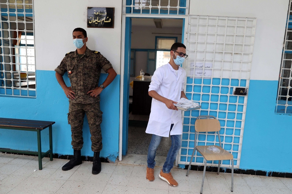 Un ambulatorio in Tunisia presidiato dei militari per la vaccinazione anti-Covid