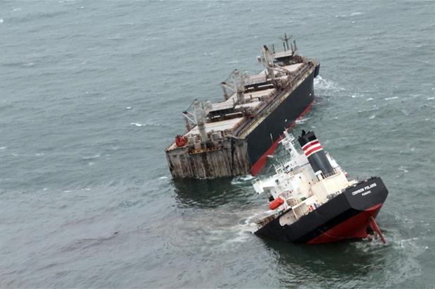 La nave cargo spezzata in due al largo del Giappone