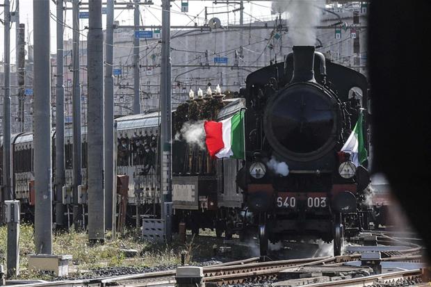 L’ingresso del treno commemorativo del Milite Ignoto a Roma Termini