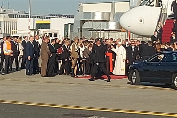 Il Papa appena giunto all'aeroporto di Budapest