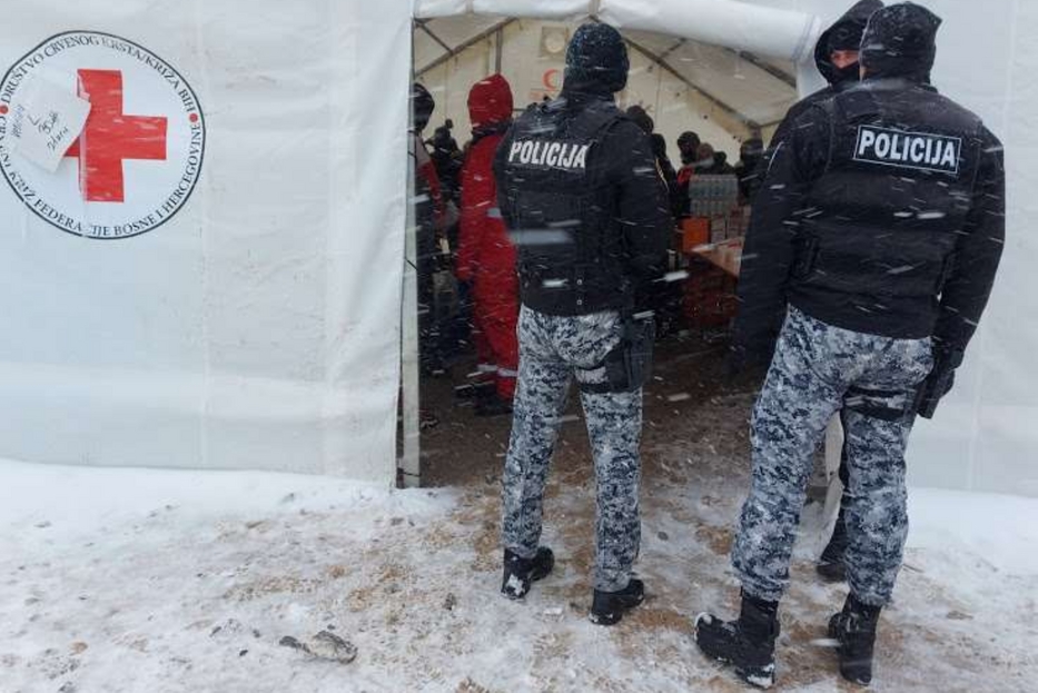 La polizia bosniaca presidia il campo
