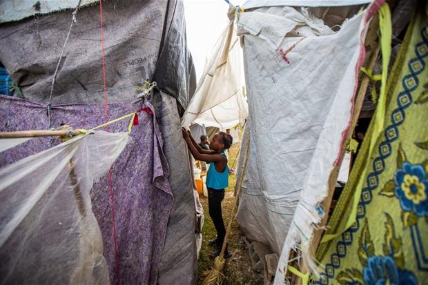 Bimba in un campo per sfollati a Les Cayes
