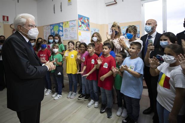 Il presidente della Repubblica Sergio Mattarella durante la giornata di inaugurazione dell'anno scolastico, a Pizzo Calabro