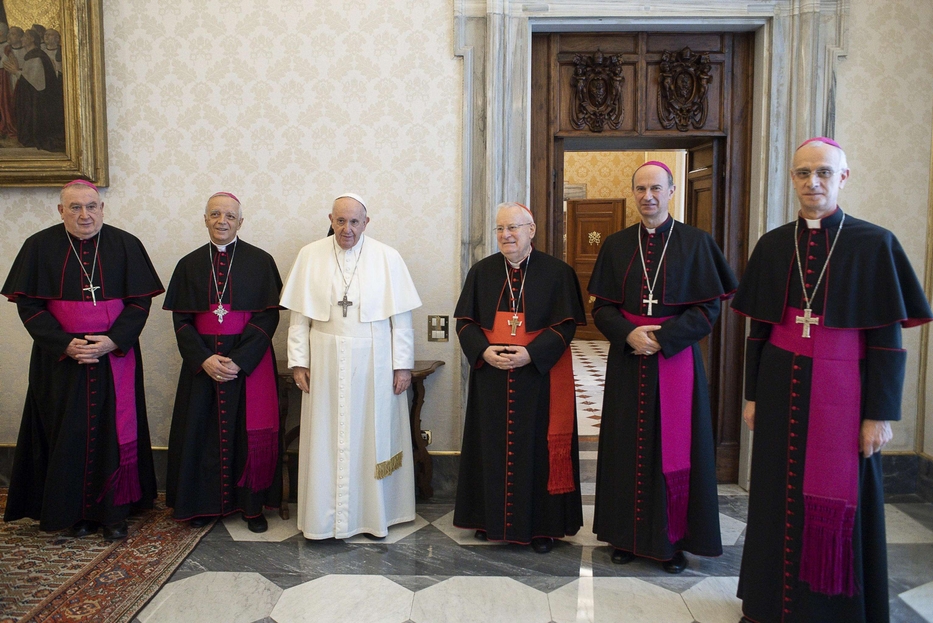 L'udienza del Papa alla presidenza Cei. Da sinistra: Brambilla, Meini e, a destra del Papa, Bassetti, Russo e Raspanti