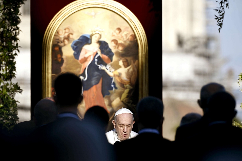 Papa Francesco davanti a una copia del quadro 'La Madonna che scioglie i nodi'