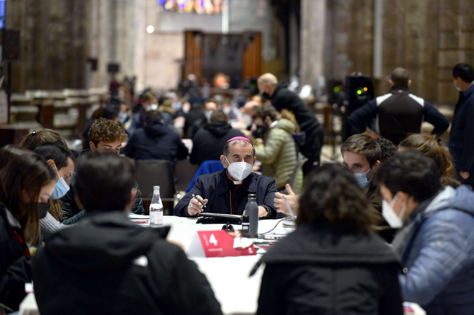 Il tavolo dei lavori nel Duomo di Milano che ospitava i giovani e l'arcivescovo Delpini