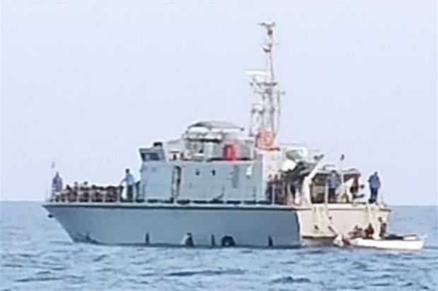 La motovedetta Libica, ripresa in lontananza, durante lavatura dei migranti in area maltese