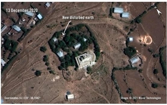Immagine satellitare del 13 dicembre 2020 della fossa comune vicina alla chiesa di Abune Aregawi