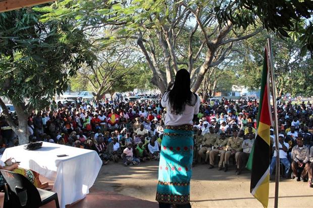 Clarisse Machanguana parla ai giovani in un villaggio del Mozambico