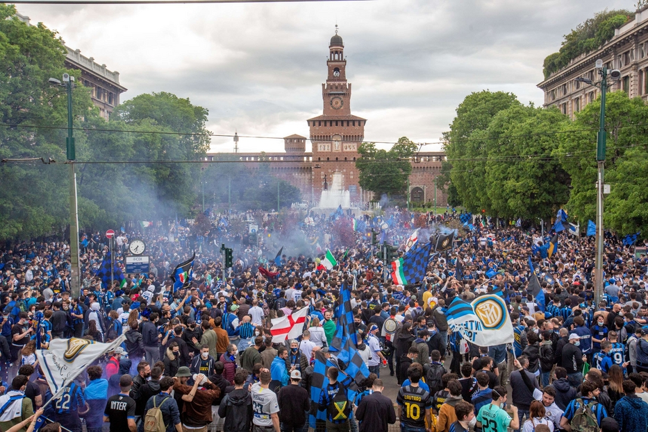 Tifosi interisti in Largo Cairoli davanti al Castello sforzesco