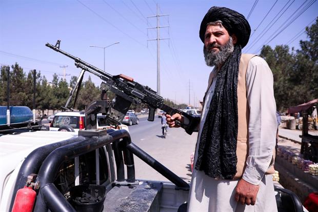 A Kabul i taleban hanno sfilato per festeggiare il ritiro occidentale