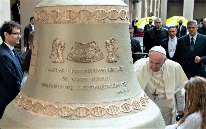 Papa Francesco benedice le campane della vita, voce dei non nati