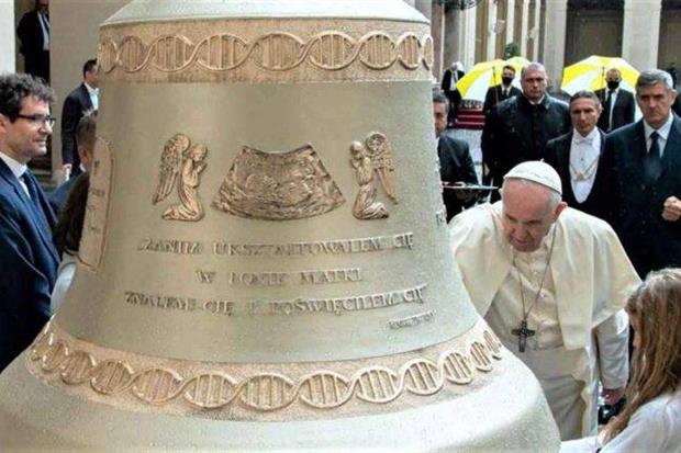 Papa Francesco benedice le campane della vita, voce dei non nati