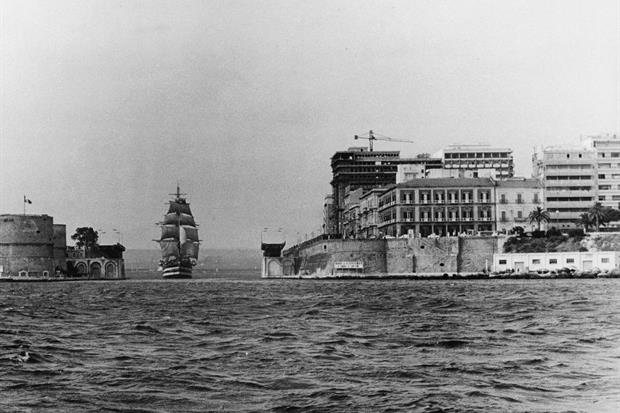 L'Amerigo Vespucci risale il canale di Taranto il 14 maggio 1965