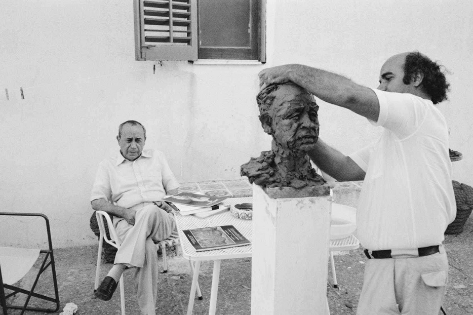 Leonardo Sciascia alla Noce posa per lo scultore Cascio, 1986