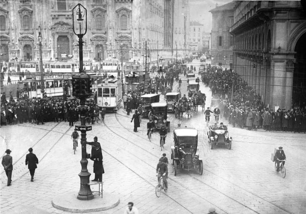 Curiosi e traffico a Milano in occasione dell'entrata in servizio del primo semaforo italiano