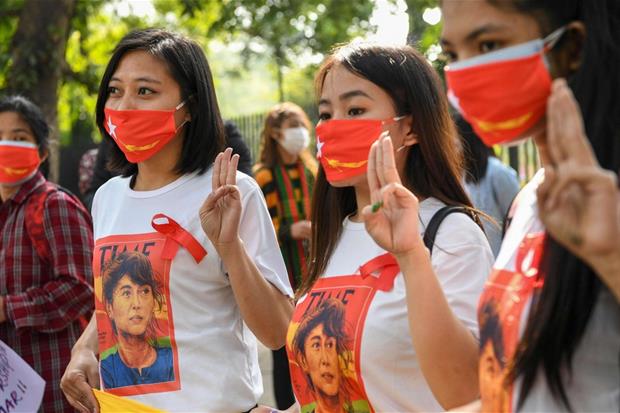 Una manifestazione in supporto di Aung San Suu Kyi a Nuova Delhi