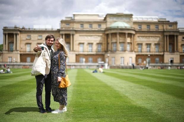 Una coppia nei giardini di Buckingham Palace aperti al pubblico